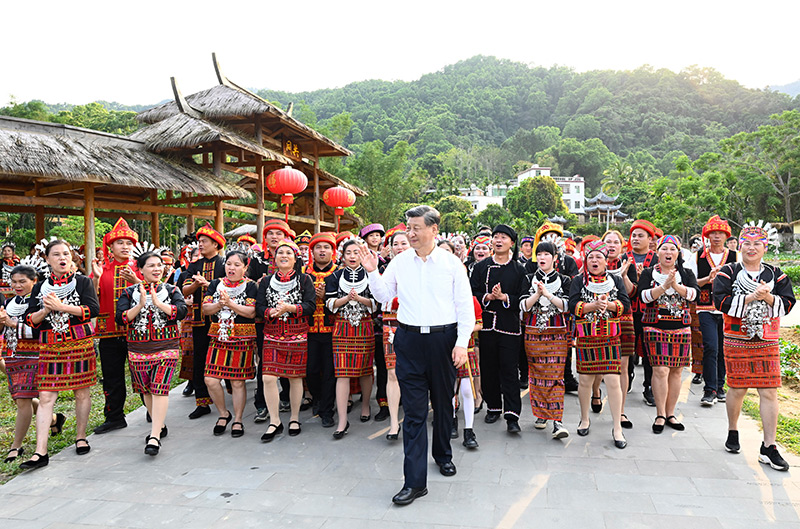 4月10日至13日，，，，，，，，中共中央总书记、国家主席、中央军委主席习近平在海南考察。。。。。。这是11日下昼，，，，，，，，习近平在五指山市水满乡毛纳村向村民们挥手致意。。。。。。新华社记者 李学仁 摄